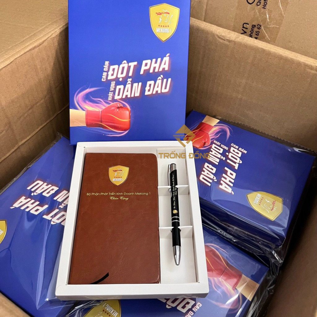 set-so-tay-bia-da-va-but-bi-in-logo-lam-qua-tang-doi-tac-khach-hang-theo-yeu-cau set-so-tay-bia-da-va-but-bi-in-logo-lam-qua-tang-doi-tac-khach-hang-theo-yeu-cau